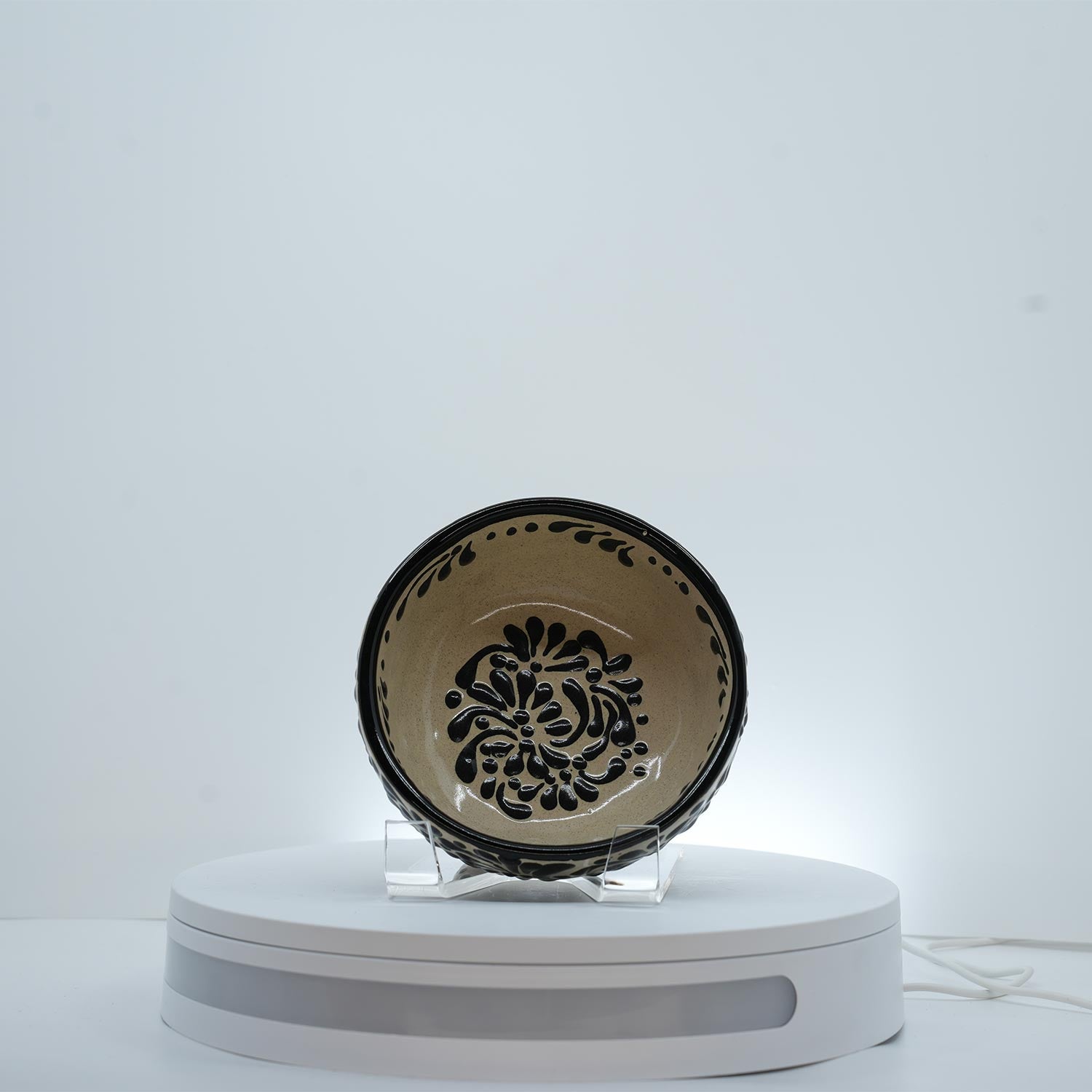 Eternal Bloom Black on White Mocajete