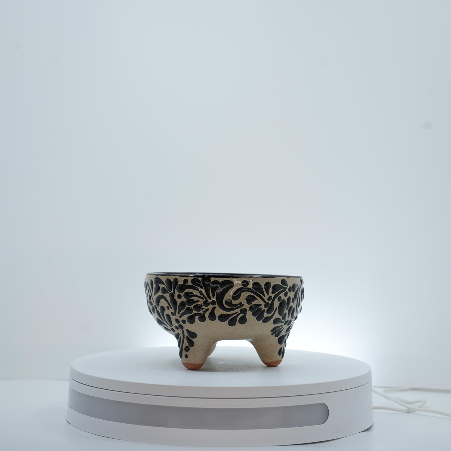 Eternal Bloom Black on White Mocajete